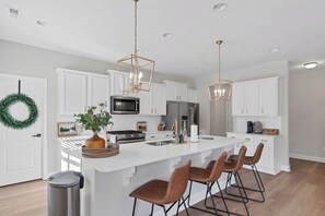 Private kitchen - Spacious 6-bedroom house near Pinehurst (Southern Pines)