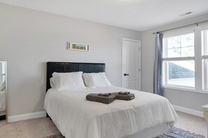 6 bedrooms, iron/ironing board, WiFi, bed sheets - Spacious 6-bedroom house near Pinehurst (Southern Pines)