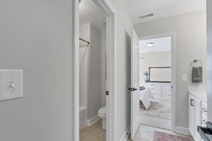 Douche, sèche-cheveux, serviettes fournies, savon
