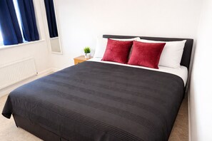 2 bedrooms, iron/ironing board, WiFi, bed sheets - Modern 2-bedroom home in superb Ramsgate location. Free parking. Pet Friendly! (Ramsgate)