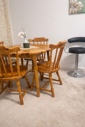 Dining - Modern 2-bedroom home in superb Ramsgate location. Free parking. Pet Friendly! (Ramsgate)