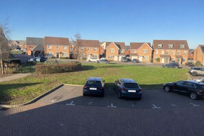 Property grounds - Modern 2-bedroom home in superb Ramsgate location. Free parking. Pet Friendly! (Ramsgate)