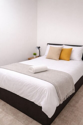 Modern 2-bedroom home in superb Ramsgate location. Free parking. Pet Friendly!