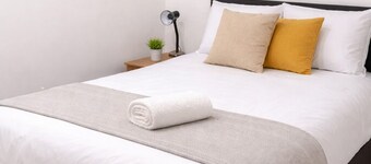 Modern 2-bedroom home in superb Ramsgate location. Free parking. Pet Friendly!