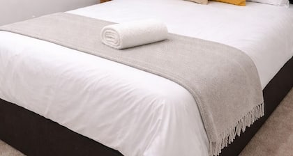 Modern 2-bedroom home in superb Ramsgate location. Free parking. Pet Friendly!