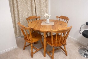 Dining - Modern 2-bedroom home in superb Ramsgate location. Free parking. Pet Friendly! (Ramsgate)