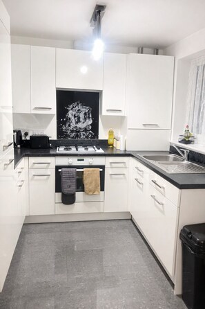 Private kitchen - Modern 2-bedroom home in superb Ramsgate location. Free parking. Pet Friendly! (Ramsgate)