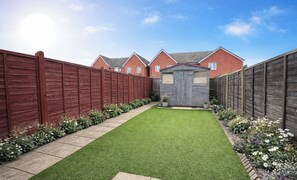 Property grounds - Modern 2-bedroom home in superb Ramsgate location. Free parking. Pet Friendly! (Ramsgate)