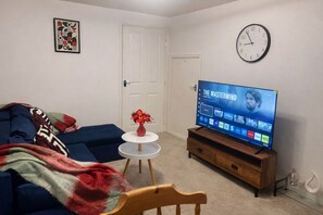 Living area - Modern 2-bedroom home in superb Ramsgate location. Free parking. Pet Friendly! (Ramsgate)