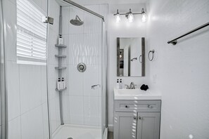 Dusche, Haartrockner, Handtücher, Seife