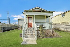 Exterior - Bayou Bungalow - right in the heart of Galveston! (Galveston)