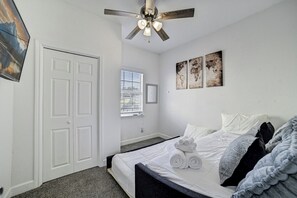 2 bedrooms, iron/ironing board, free WiFi, bed sheets - Bayou Bungalow - right in the heart of Galveston! (Galveston)