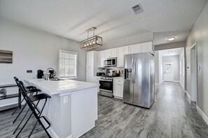 Fridge, microwave, oven, stovetop - Bayou Bungalow - right in the heart of Galveston! (Galveston)