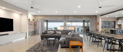 Apartment | Living room | Fireplace