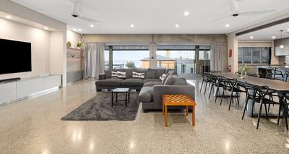 Striking Luxury Home With Garden & BBQ