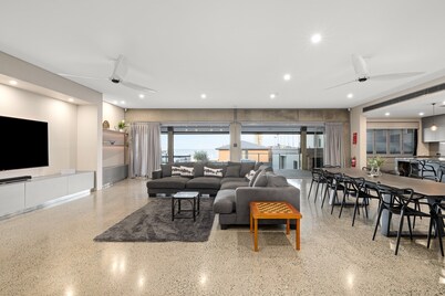 Striking Luxury Home With Garden & BBQ