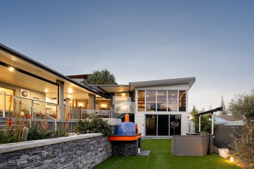 Striking Luxury Home With Garden & BBQ