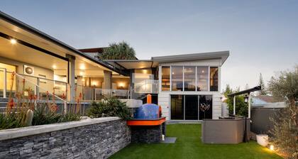 Striking Luxury Home With Garden & BBQ