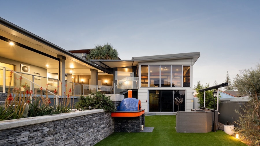 Striking Luxury Home With Garden & BBQ