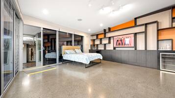 Apartment | 5 bedrooms, laptop workspace, bed sheets