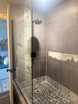 Douche, sèche-cheveux, serviettes fournies, papier toilette