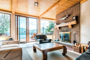 Televisie en een open haard