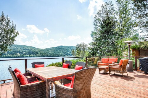 Luxurious property in the Laurentians on the shores of majestic Lac des Sables