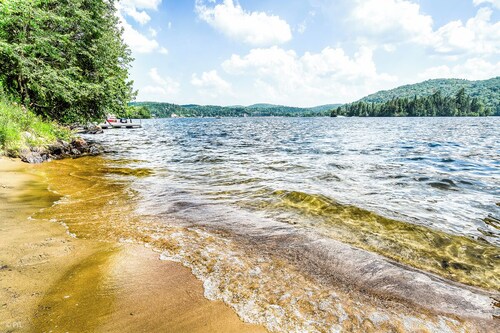 Luxueuse propriété dans Les Laurentides sur le bord du majestueux Lac des Sables