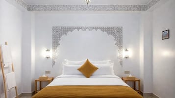 Een kluis op de kamer, een strijkplank/strijkijzer, gratis wifi