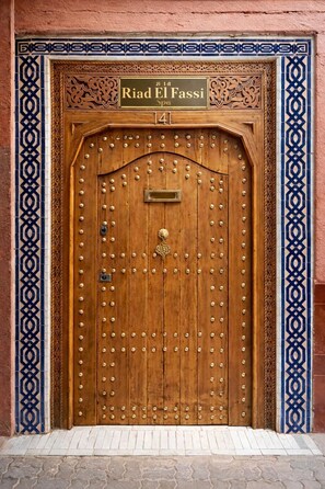 تفاصيل الفندق من الخارج