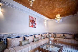 المنشأة من الداخل