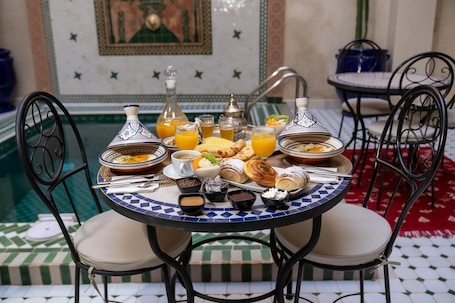 Outdoor dining. Riad el fassi charme authentique