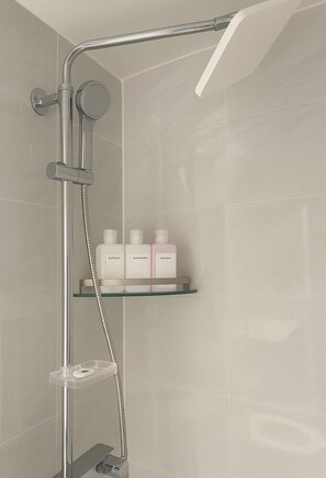 Haartrockner, Handtücher, Seife, Toilettenpapier