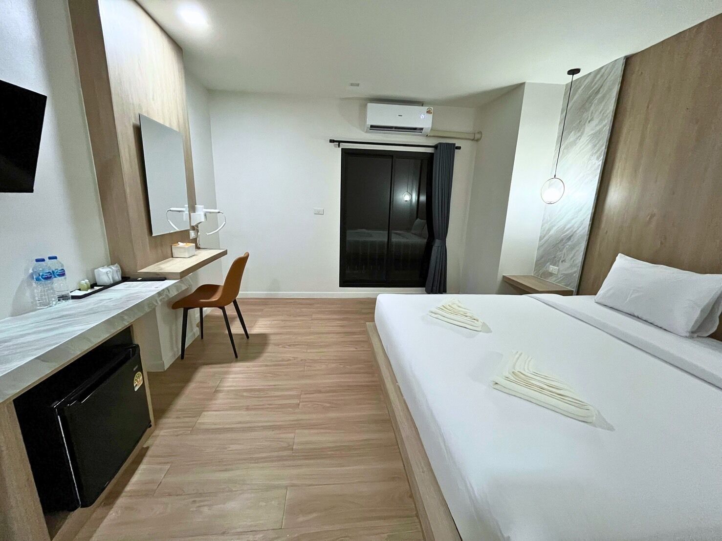 Schreibtisch, kostenloses WLAN