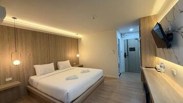 Hypo-allergenic bedding, desk, free WiFi, bed sheets