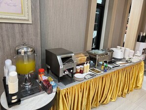 朝食 (ビュッフェ)、毎日提供 (無料)