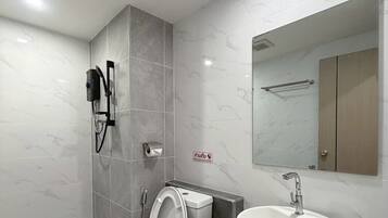 Superior Double Room Single Use, Balcony, Courtyard View | Bathroom