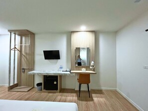 Desk, free WiFi - The Room Premium Hotel Chiangrai  (Tumbol Robwiang Ampor Muang)