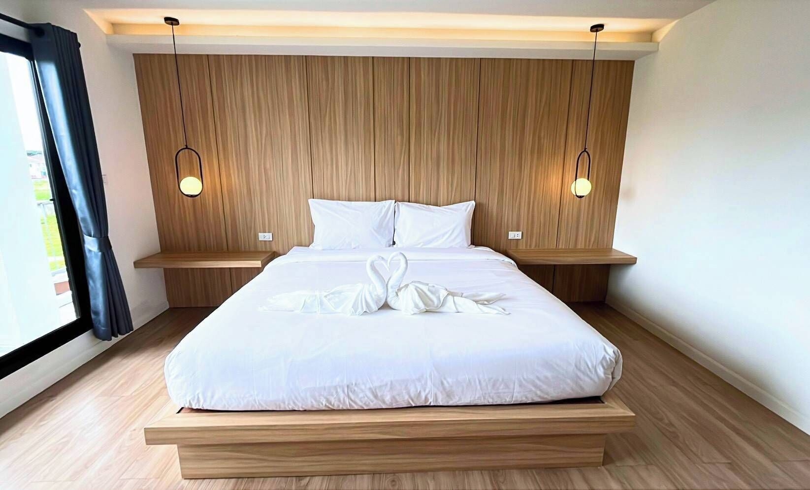 Hypo-allergenic bedding, desk, free WiFi, bed sheets