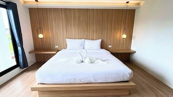 Hypo-allergenic bedding, desk, free WiFi, bed sheets