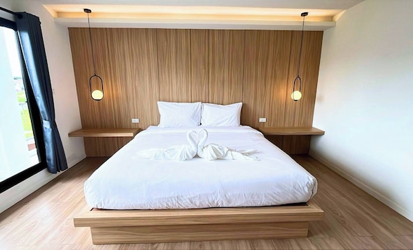Hypo-allergenic bedding, desk, free WiFi, bed sheets