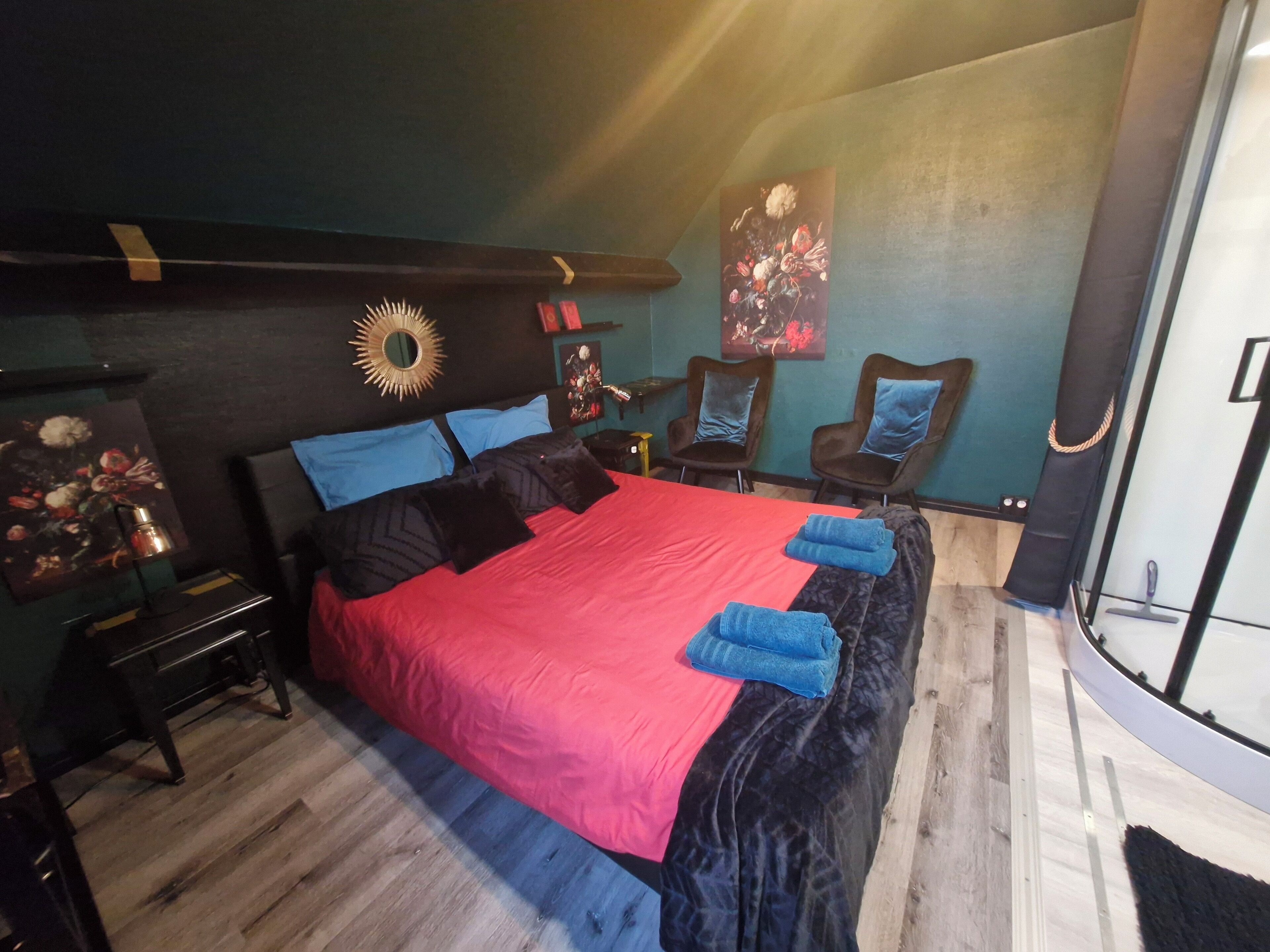 Un dormitorio con una cama grande, dos mesitas de noche, un espejo y una obra de arte colgada en la pared.