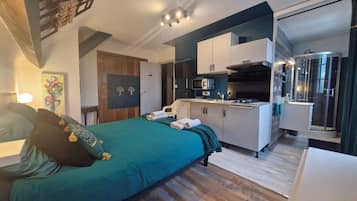 Escritorio y espacio para trabajar con laptop