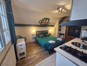 Comfort Double Room, Garden View | Desk, laptop workspace, soundproofing, free WiFi - L'usine à rêves (Saint-Germain-du-Corbeis)