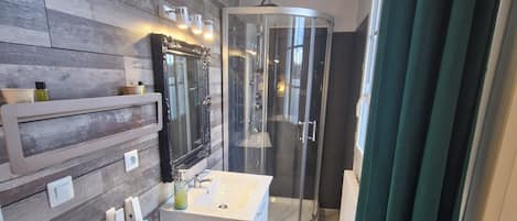 Comfort Double Room, Garden View (Studio Les Nuits De Gesnes) | Bathroom | Towels