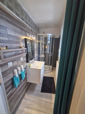 Chambre Double Confort, vue jardin | Salle de bain | Serviettes fournies