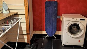 House, 4 Bedrooms, Accessible, Smoking | Interior