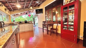 Private kitchen - Seaside Villa __3 Bedrooms with Swimming Pool and Tennis Court (Phan Thiết)