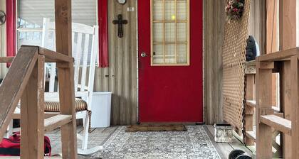 Cozy 2-bedroom cabin in fabulous Alba with cool AC . Only 8miles from lake fork