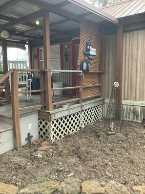 Property grounds - Cozy 2-bedroom cabin in fabulous Alba with cool AC . Only 8miles from lake fork (Alba)